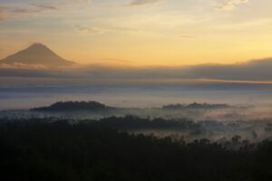 Punthuk Setumbu Spot Melihat Sunrise Favorit di Borobudur