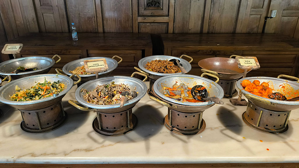 Makan Masakan Prasmanan di Kampung Ulam Borobudur