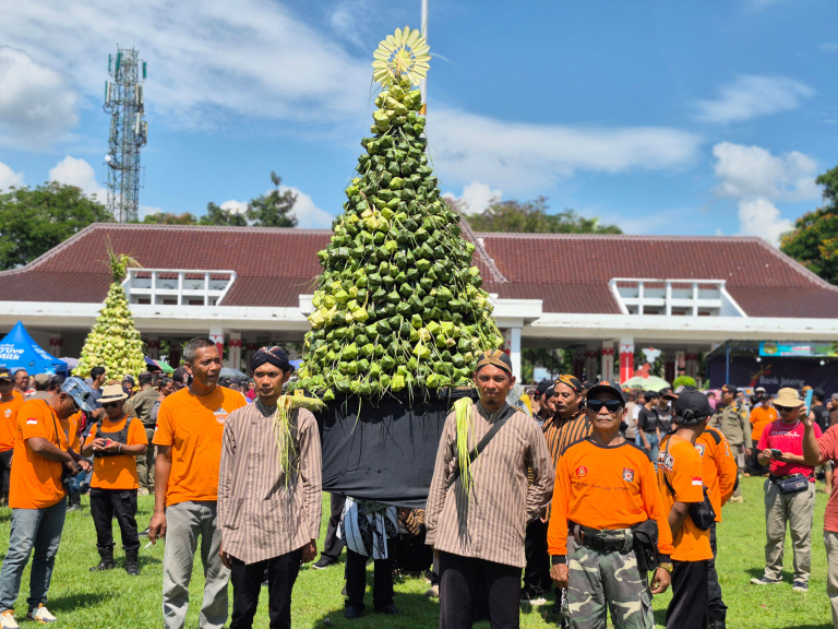 Serunya Grebeg Kupat 2026 di Magelang, Ribuan Warga Rebutan Gunungan!