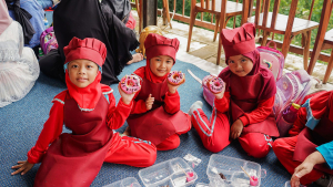 Kreativitas Anak Membuat Donat